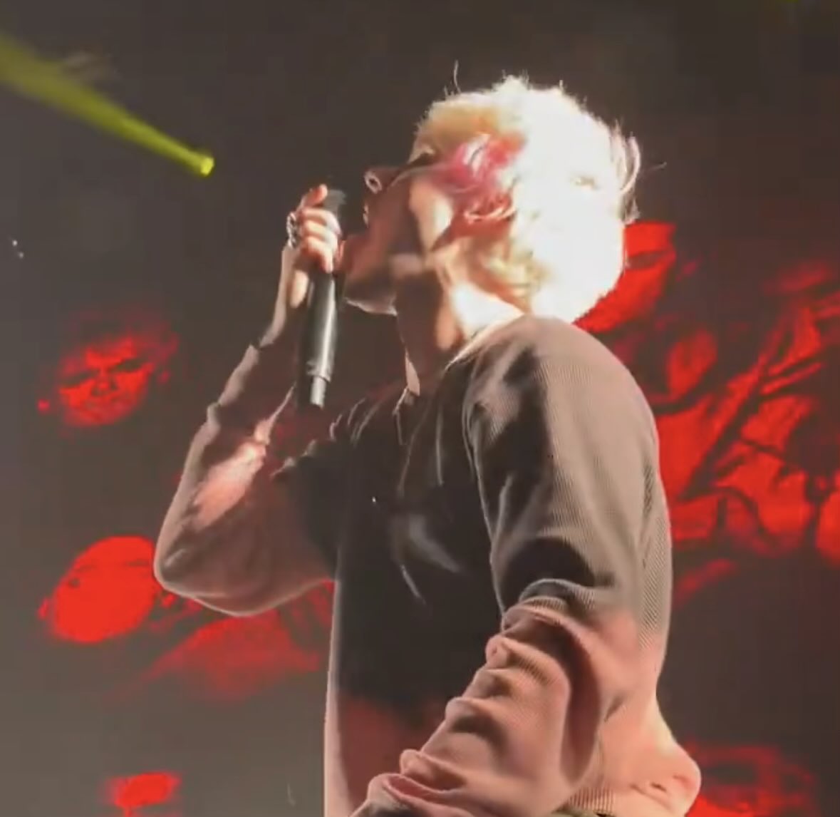 ari 🌙 tweet media