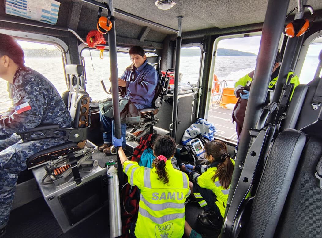 CapuertoQuellon's tweet photo. Evacuación médica realizada desde Isla Cailín hacia #Quellón con apoyo de la Unidad Marítima LSR-4429, reafirmando el compromiso de apoyo a las comunidades aisladas de la provincia de Chiloé
@Armada_Chile
@DGTM_Chile 
@MARITGOBCASTRO 
@radioquellon 
@estrellachiloe https://t.co/VznMiUre2S
