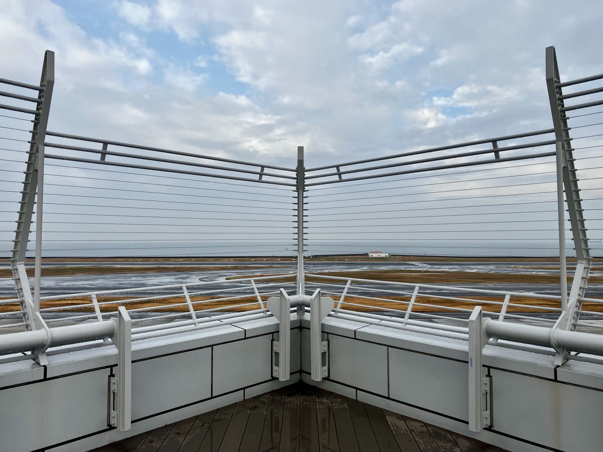 Centrairairport's tweet photo. スカイデッキ先端部の改修工事が本日（3/23）完了し、先端エリアをご利用いただけるようになりました。工事期間中はご不便をおかけし申し訳ございませんでした。制限表面に対応するためのフェンスの高さに加え、形状も見直し、より見やすく開放的な眺望になったかと思います。当初予定より早く開放しています。ぜひ新しくなったスカイデッキをお楽しみください✈️