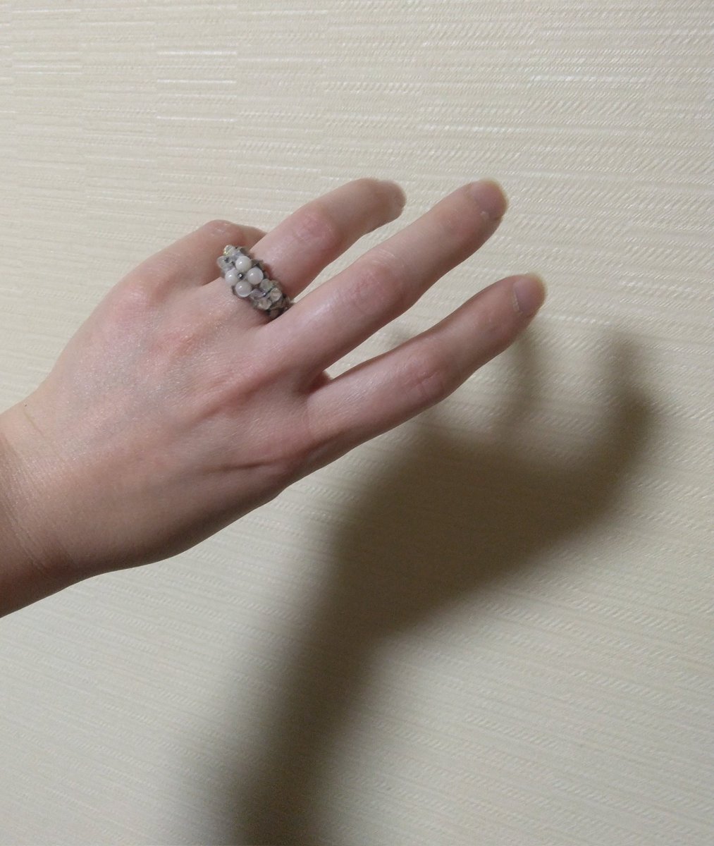 giiiiiitu's tweet photo. 妊娠中、指が浮腫んで結婚指輪が入らなくなった私に「これで良ければずっと着けてて」ってお手製のビーズの指輪をソッと手渡してくれた特技が乙女すぎる夫。子育てが一段落ついた今、たまにこれをはめてニヤニヤしてる。 https://t.co/zvS44ymo42