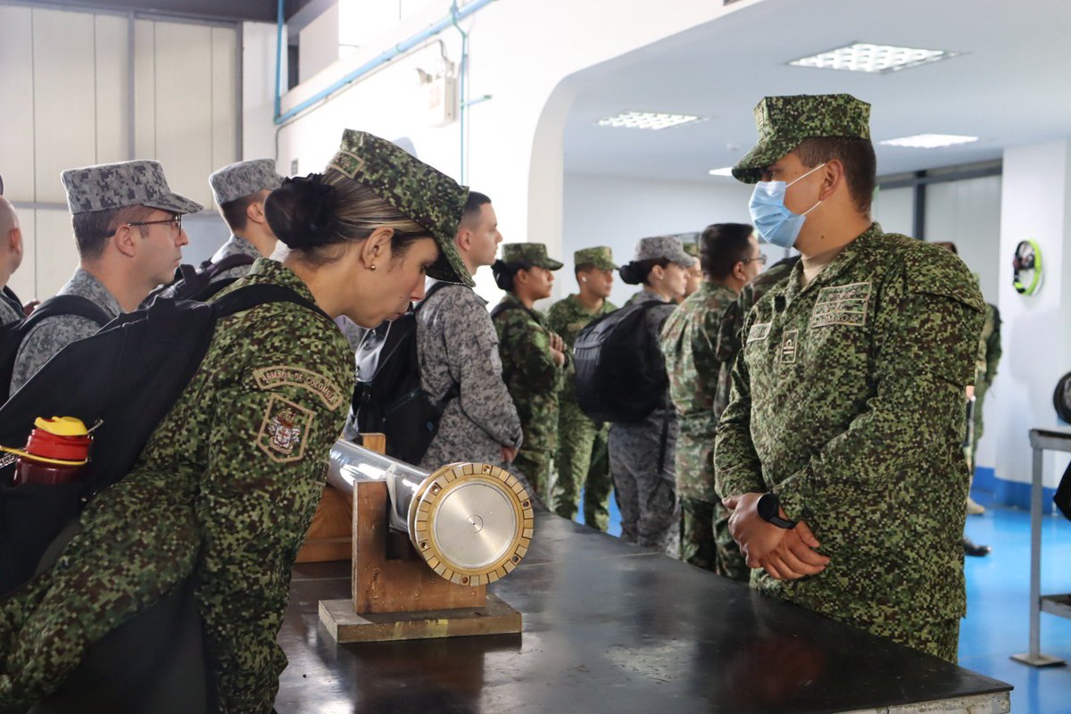 FuerzaAereaCol's tweet photo. En el #CAMAN, oficiales de las @FuerzasMilCol vivieron una experiencia académica única, recorriendo talleres especializados y conociendo procesos de alta precisión que hacen posible cada misión.
➡️ https://t.co/u7E873KPkn
#SiempreFirmes https://t.co/Gy1fg1YQCx