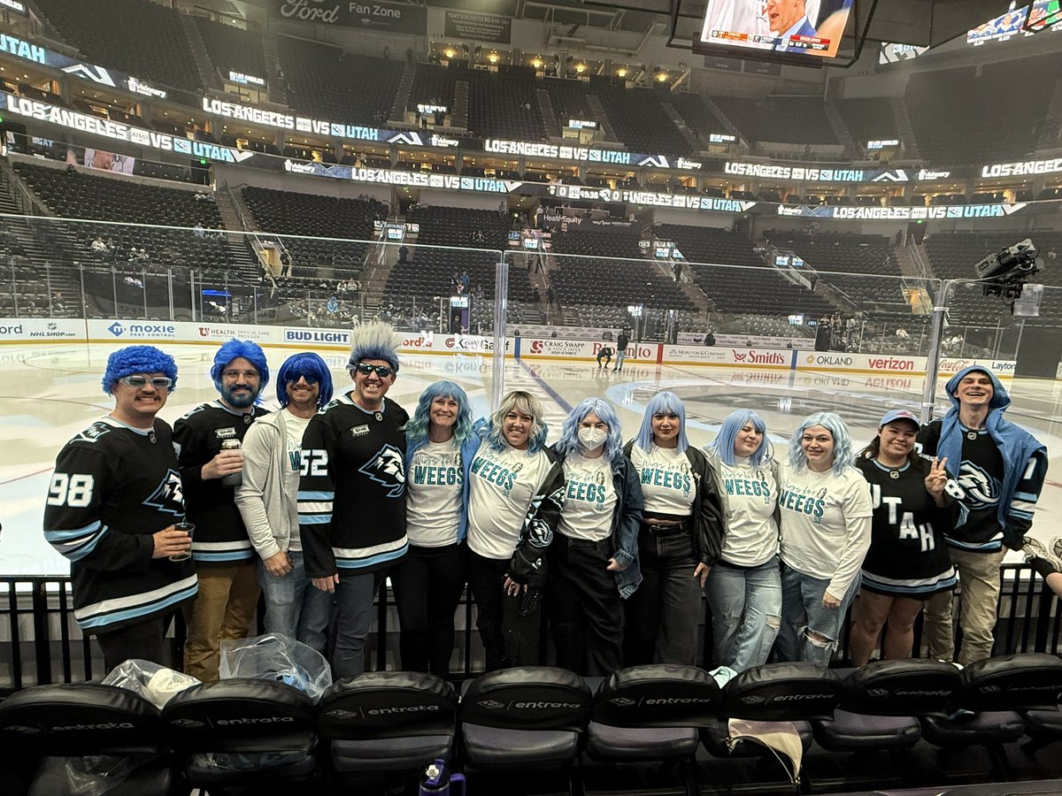 YourMomLovesHockey tweet media