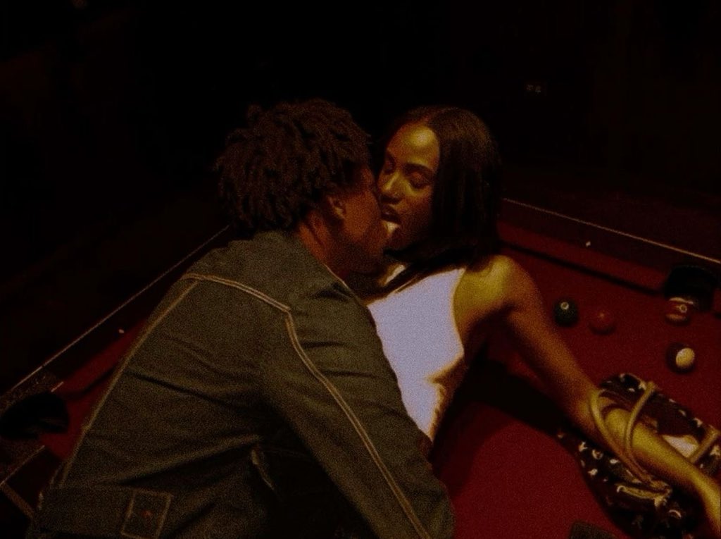 plugdontmiss's tweet photo. Kiss me like this if you mean it https://t.co/5O1Itw6Jag