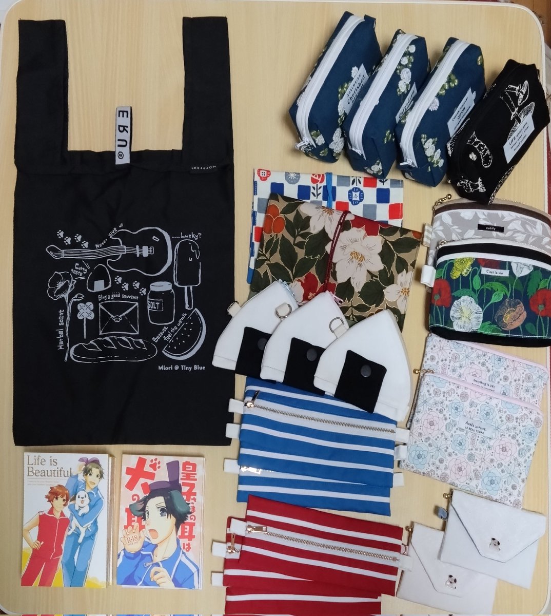 kissyourpinky's tweet photo. 出品予定のものたちをとりあえず並べてみました
実際はこんなに奥行ないし、横幅はもう少しあるし、本があと数冊ある予定なので、高さを出してどうにかこうにかしたい
もう布ものの種類は増やせないな https://t.co/i5hsI0MoyX