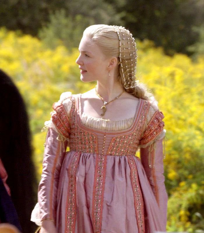 rhaenyraarrynn's tweet photo. (book) rhaena wearing a seahorse necklace for her mother <3 and ofc she’s in pink for morning/ house targryen colors https://t.co/ZVImDK8Jg4