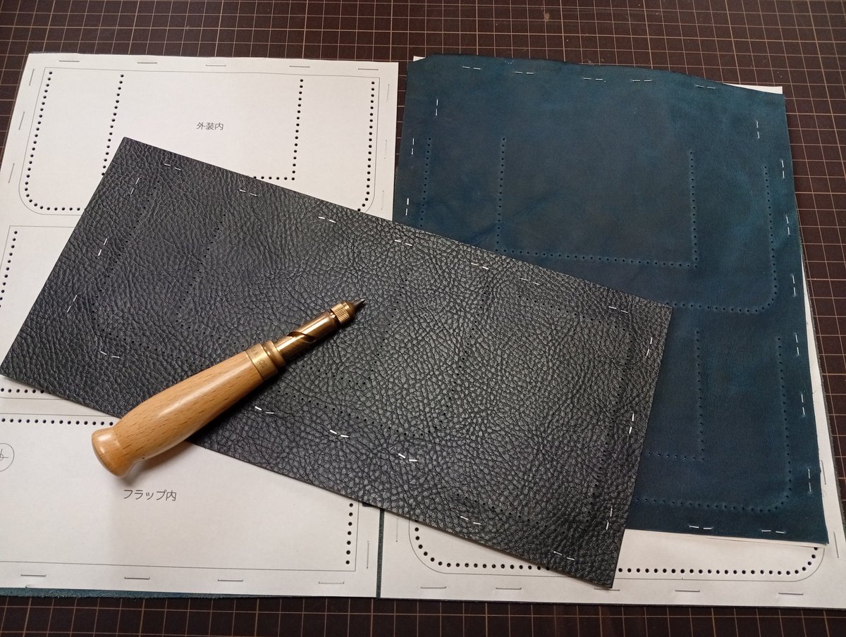 Gotodesign_jp_l's tweet photo. 型紙ではなく印刷した図面を革に直でホッチキス止めして、先にスクリューポンチで1.0mmの縫穴を開けて

ここまで終了

後は切り出してコバ仕上げて、貼ったり縫ったり

このスクリューポンチの穴開けが超絶面倒なので既に8割は終わった気分 https://t.co/BCZysSAdhR