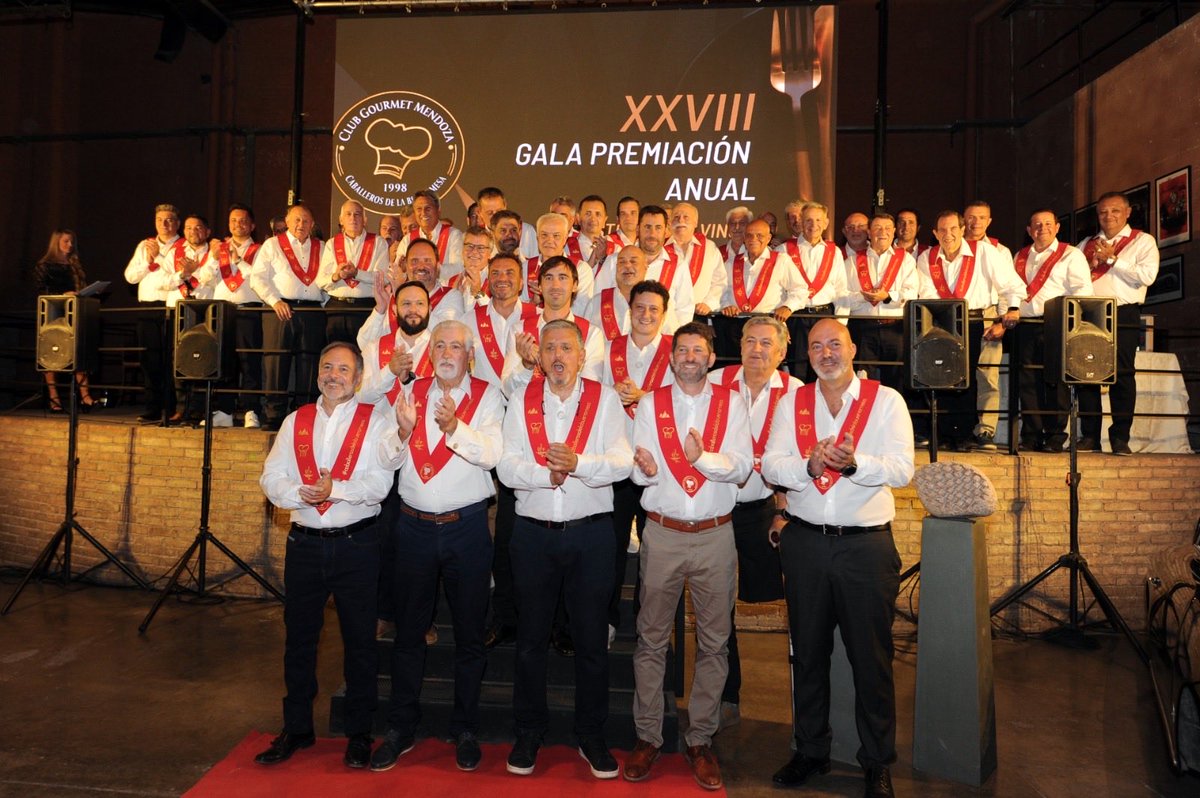 JRIPA's tweet photo. Gracias a tantos amigos por estos inolvidables y eternos momentos que siempre nos acompañarán, se los aprecia y quiere 🫶👊 #clubgourmetmendoza #caballerosdelabuenamesa https://t.co/lIWVZvD3SX