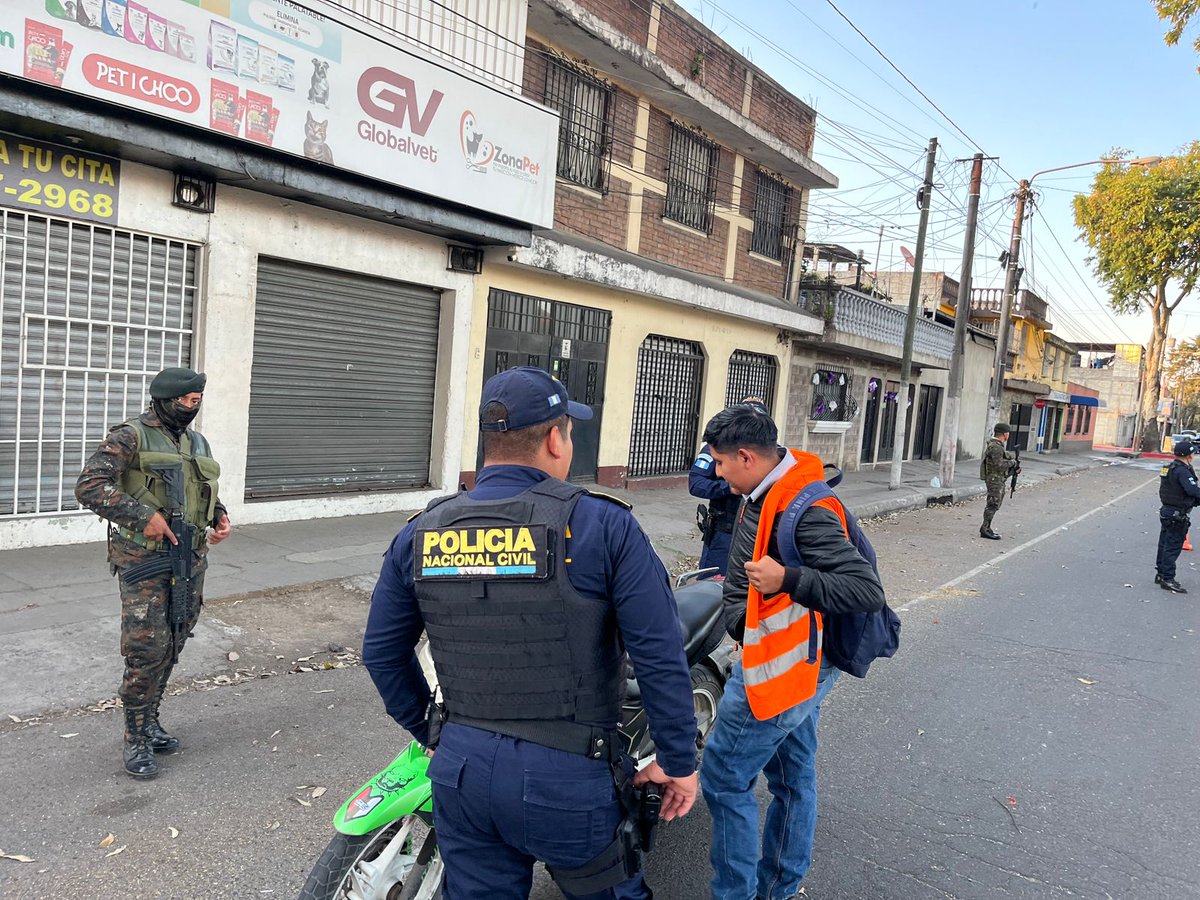 PNCdeGuatemala's tweet image. Operativos en cumplimiento al #PlanCentinelaMetropolitano

Agentes de la comisaria 12 y Fuerzas Especiales de Policía #FEP con el Ejército de Guatemala desarrollan un operativo en la 13 avenida y 9ª calle, colonia Martinico zona 6