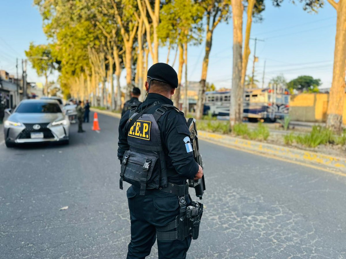 PNCdeGuatemala's tweet image. Operativos en cumplimiento al #PlanCentinelaMetropolitano

Agentes de la comisaria 12 y Fuerzas Especiales de Policía #FEP con el Ejército de Guatemala desarrollan un operativo en la 13 avenida y 9ª calle, colonia Martinico zona 6
