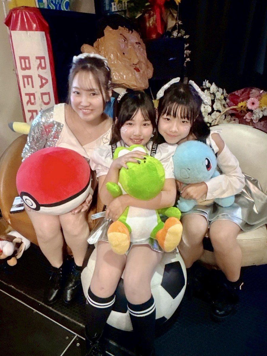 mira_kake's tweet photo. おはユウ🧡

昨日はレトゲーぱーちーに応援にきてくれてありがとう🥰
たくさんきてくれて嬉しかったよ🫶
ライブでは新曲カバー曲を披露🎤
どうだった⁇(・・?)
マリカーでは4位ゲット👑
スーファミは難しかったな😢

ハピフルさんのnijikaちゃんもクレしんのぬいぐるみペンダントゲットしてて一緒に📸 https://t.co/t2niZzmsIy