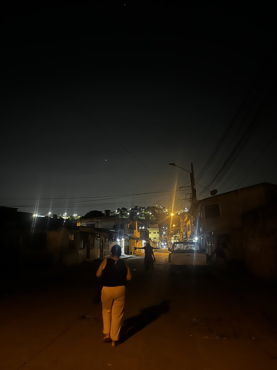 rossy2353's tweet photo. @CNEL_EP Buenas noches Sres @CNEL_EP, desde el 7/03, personal de la eléctrica vino a reparar la acometida de un vecino q se había desconectado del poste, pero dejaron la luminaria sin luz y hasta el momento hoy 22/03, no vienen a reparar, ayuda urgente ya q el sector es muy peligroso https://t.co/J7hiFR2T56