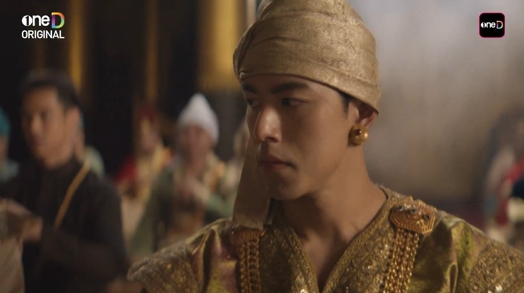 เคะมากประสบการ เคะมีรักแรก เคะที่รู้จักโปรยเสน่ห์ หยอดยิ้มหวานใส่หม๋าละหนีไปหาเมีย หม๋าเมินก็มองตาม พอหม๋าตามก็ขีดเส้นพี่น้องให้ เคะเร้ดแฟล้กหัวแถวแห่งหงสา แต่พี่สวยอะโนแคร์