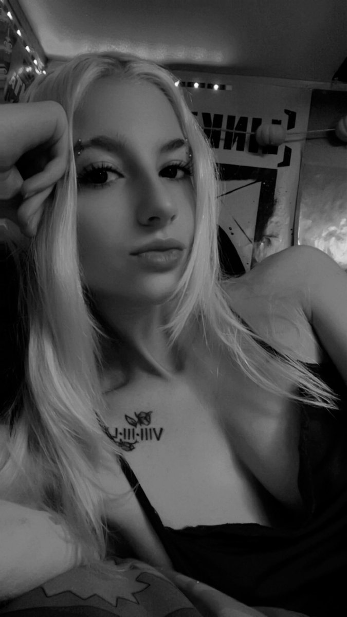 stupid little doll 🍭🎀🧁 tweet media