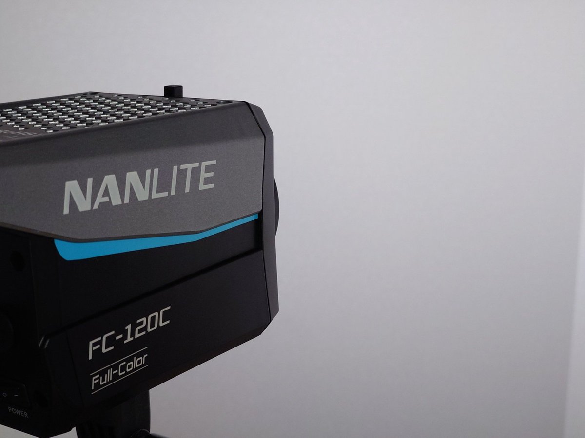 nyankodama's tweet image. NANLITE FC-120C(full color)のチェック
基本操作はスマホで行うのでかなり楽に出来る。
バッテリーはPD対応。
AC電源付。
ベースのライトにコレが使えれば、ストロボと併用して凄い使えるかも。
バルーンとか使うのがベストかな。
#NANLITE #LEDライト