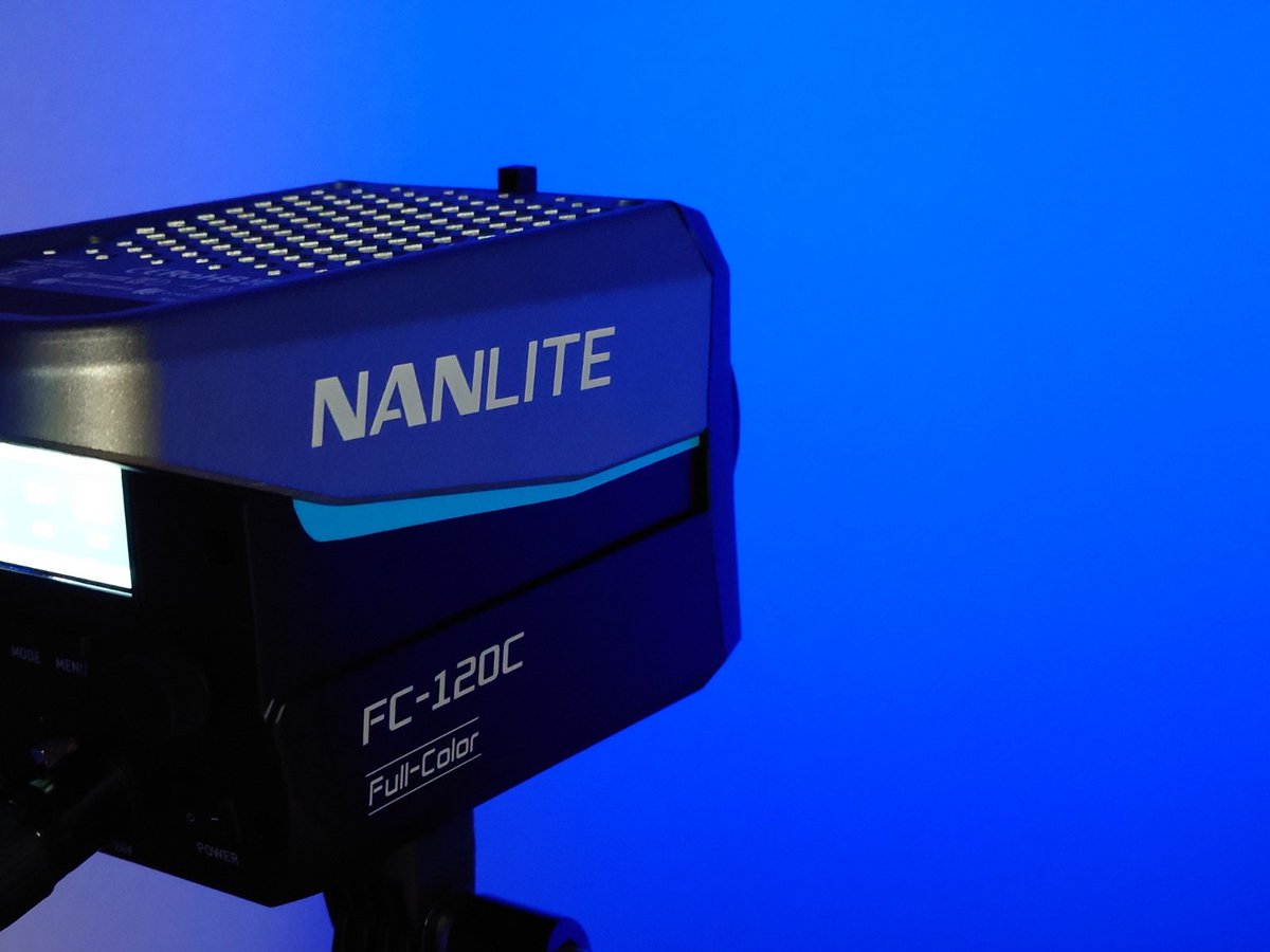 nyankodama's tweet image. NANLITE FC-120C(full color)のチェック
基本操作はスマホで行うのでかなり楽に出来る。
バッテリーはPD対応。
AC電源付。
ベースのライトにコレが使えれば、ストロボと併用して凄い使えるかも。
バルーンとか使うのがベストかな。
#NANLITE #LEDライト