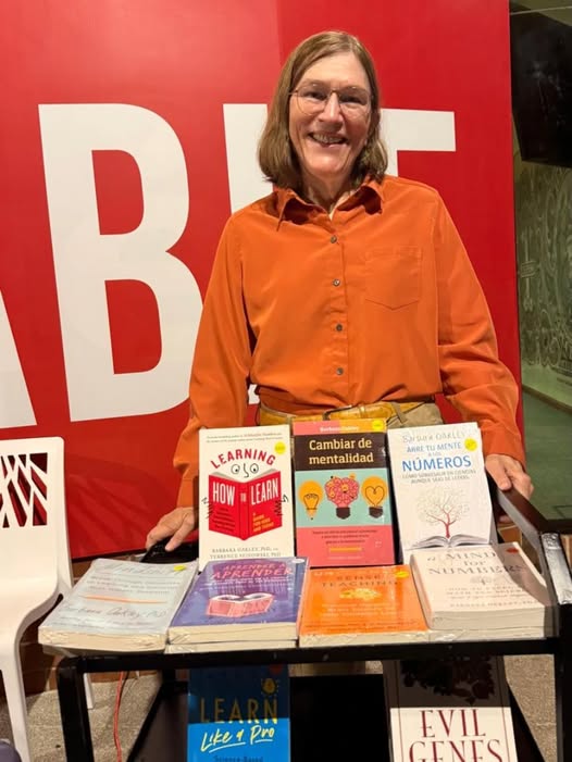 UFMedu's tweet image. ✨La semana pasada tuvimos el honor de recibir a Barbara Oakley.  Durante su visita, compartió aportes fundamentales sobre los procesos cognitivos implicados en el aprendizaje, 
📚Conoce sus libros aquí 👉  bookstore.ufm.edu
#edicionesufm #bookstore #learning #ufm