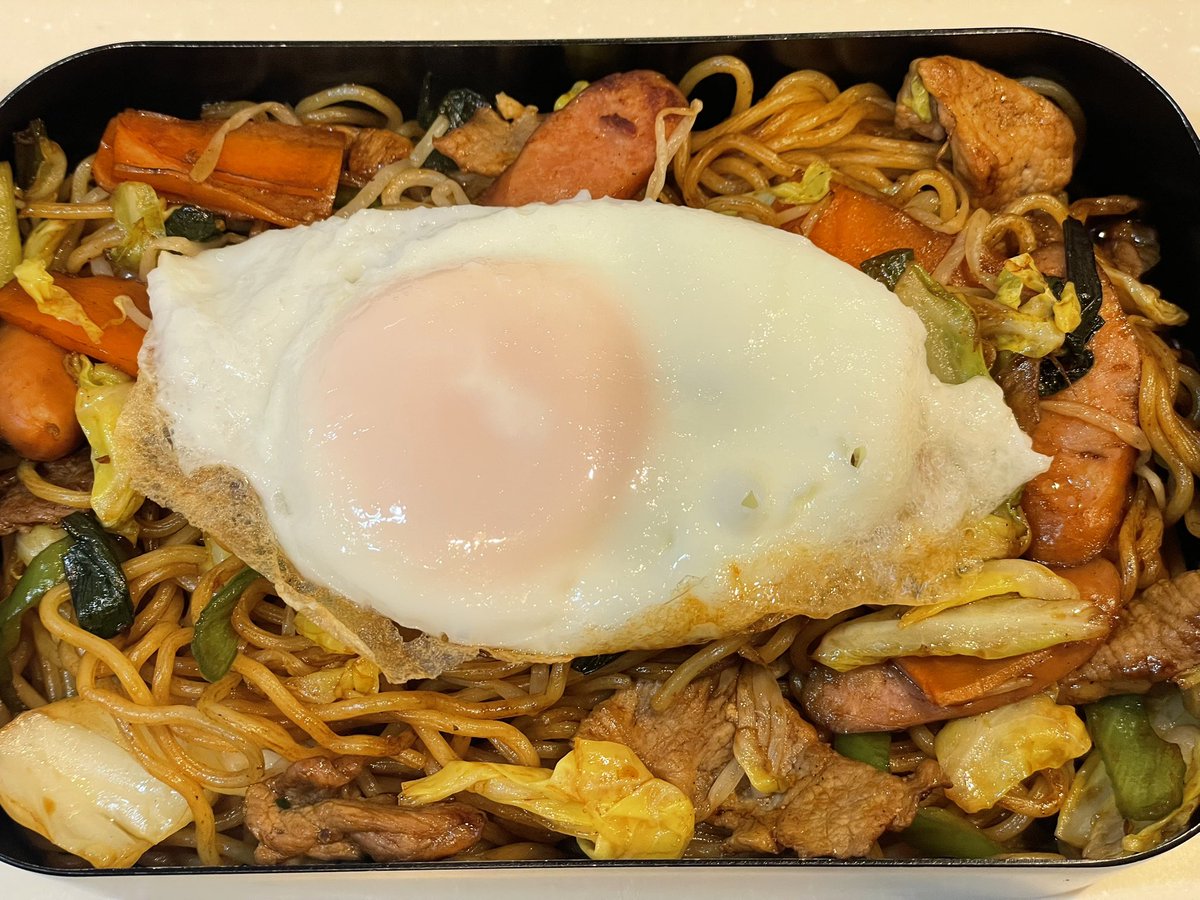 ayasfire's tweet photo. おはようございます☔️
焼きそば🍱
2人前入ってます。
フツーの焼きそばですが、ここ数ヶ月は小ネギを先に焦がすまで炒めたのを入れるのにハマってます。オイスターソースも少し。

週報、換気扇の音でほぼ聞けてないので今からもう一度流します〜😅
皆さんも是非聞いてください😊💕 https://t.co/FulOpom4c5