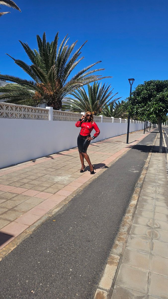 TOP 0.99% LoyalFans Mistress Ava Black tweet media