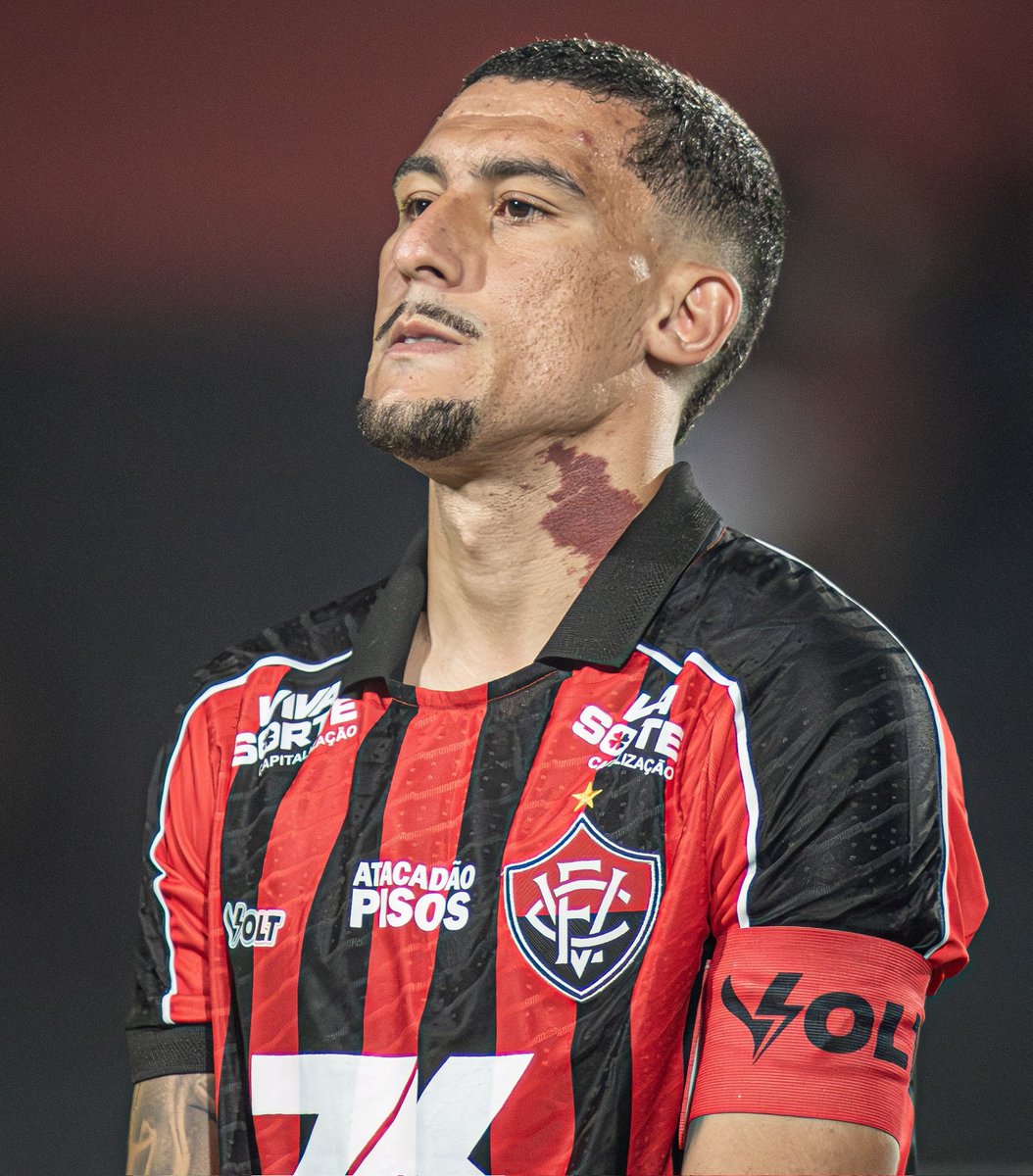 pedropnunes_'s tweet photo. Gabriel Baralhas pelo Vitória, em 2026: 13 jogos, 3 gols e 3 assistências. 

Números totais com a camisa do clube: 59 jogos, 8 gols e 6 assistências.

PITBULL, DÁ CARRINHO DE CABEÇA E É ARTILHEIRO! 🃏 https://t.co/B7VZPSBTQ4