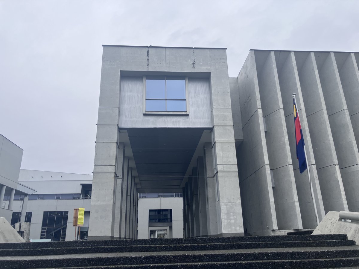 KeioSFC's tweet photo. 本日は、日吉キャンパスで大学院学位授与式・大学学部卒業式が実施されます。 
SFCでは塾旗が掲揚されています。 
総合政策学部、環境情報学部、看護医療学部、政策・メディア研究科、健康マネジメント研究科をはじめ、ご卒業・修了されるみなさま、おめでとうございます。 https://t.co/kf9ZSTCnBt