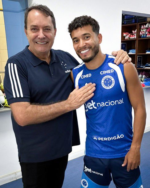 Esse elenco do <a href="/Cruzeiro/">Cruzeiro 🦊</a> é a CARA do DONO:

- Medíocre.
- Apático.
- Amador.

É esse mesmo dono que:

- Paga salário do Dudu pra jogar no rival.
- Paga salário do Gabigol pra zoar o clube.
- Tirou a multa para o Jardim fechar com Flamengo.

É UM VERDADEIRO PASPALHO!