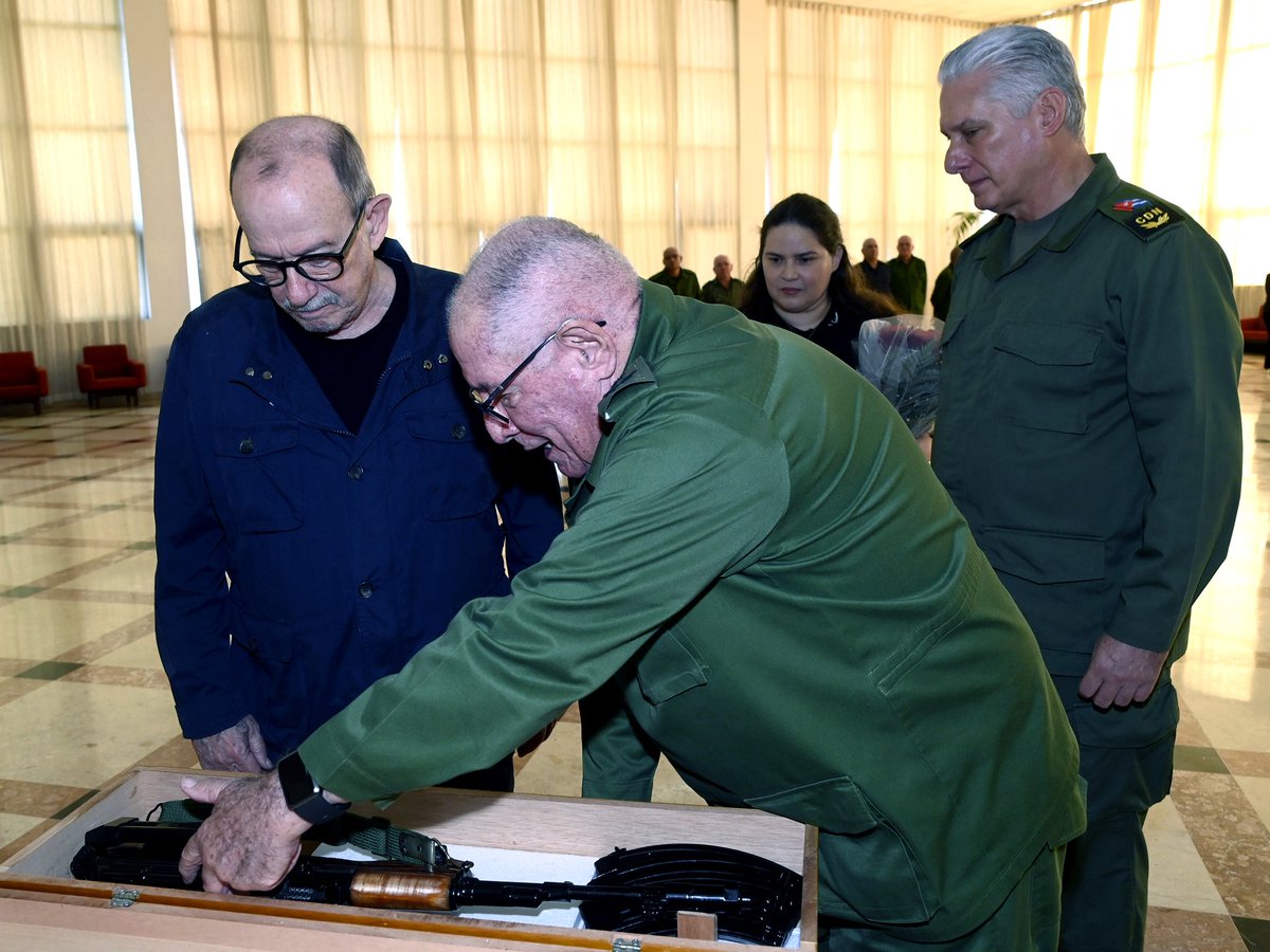 Silvio tiene su AKM. ¡Listo para defender la Patria!. #LatiendoConFidel #CiegodeAvila <a href="/DiazCanelB/">Miguel Díaz-Canel Bermúdez</a> <a href="/JHGcasanova/">julio Heriberto Gómez Casanova</a>