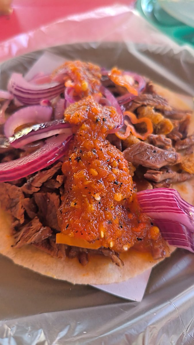 Un campechano con cebolla/habanero y salsa tatemada