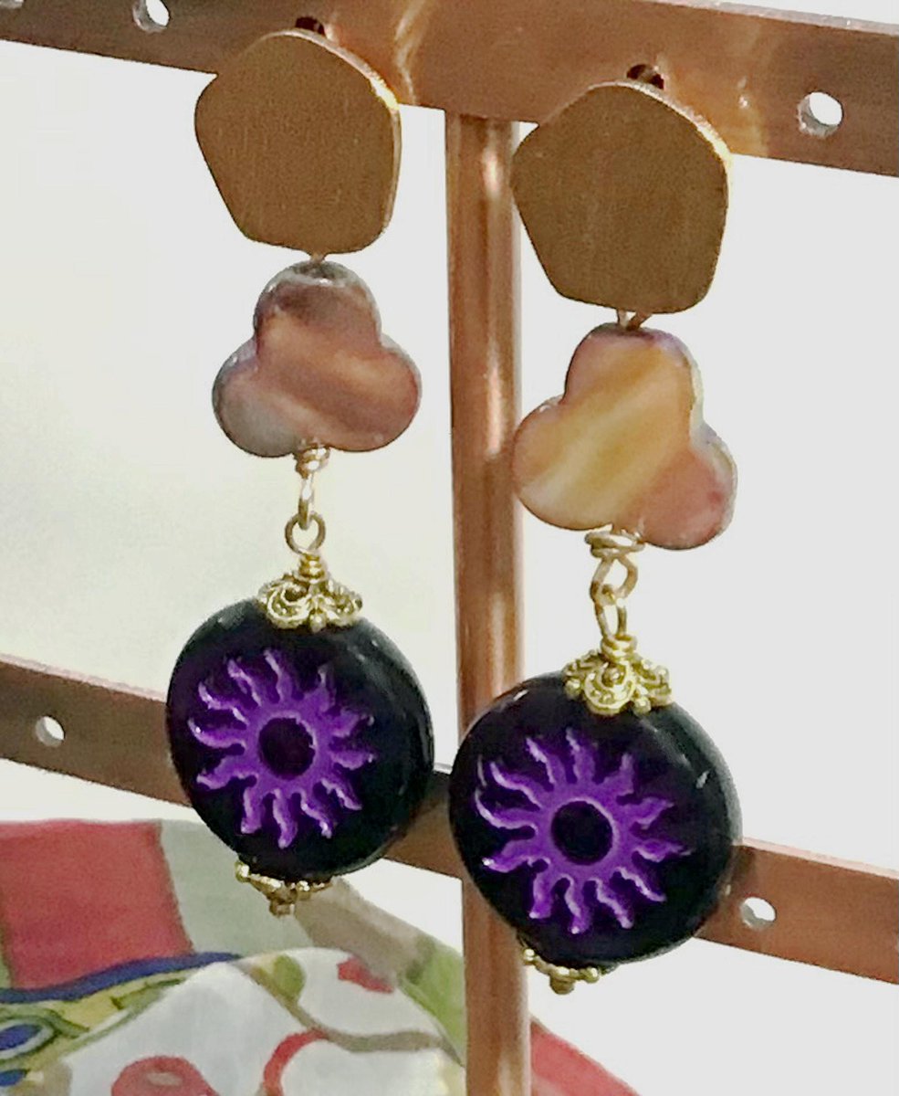 hvaradhan's tweet image. Purple Czech Flower Earrings with Mother of Pearl, Brass Accents – Lightweight Post Jewelry #PostEarrings #LightWeight 
$38.00
➤ etsy.com/listing/447409…