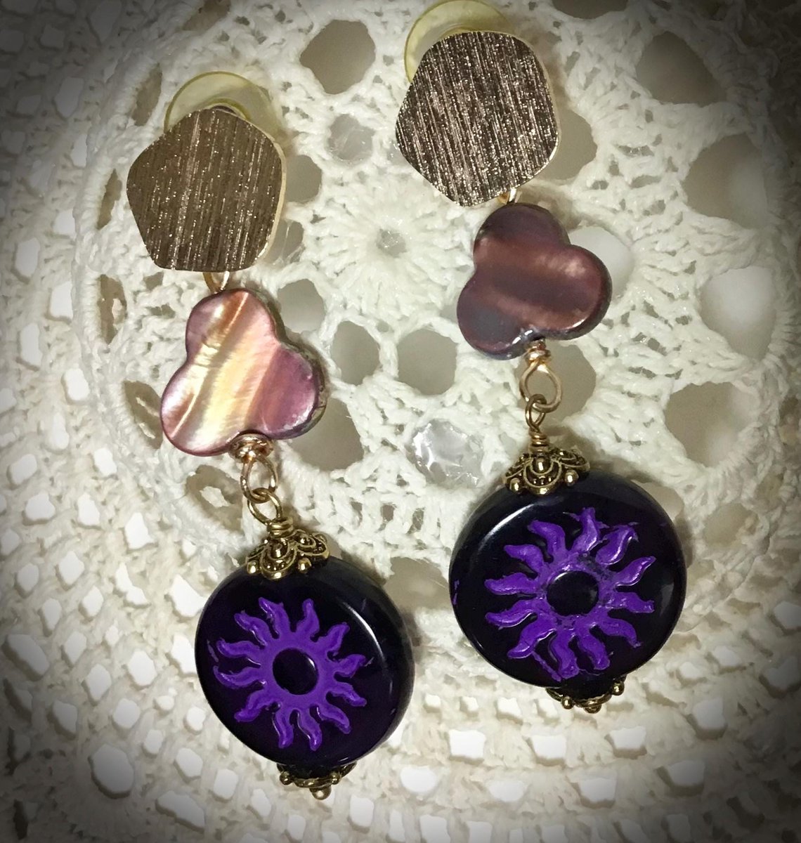 hvaradhan's tweet image. Purple Czech Flower Earrings with Mother of Pearl, Brass Accents – Lightweight Post Jewelry #PostEarrings #LightWeight 
$38.00
➤ etsy.com/listing/447409…
