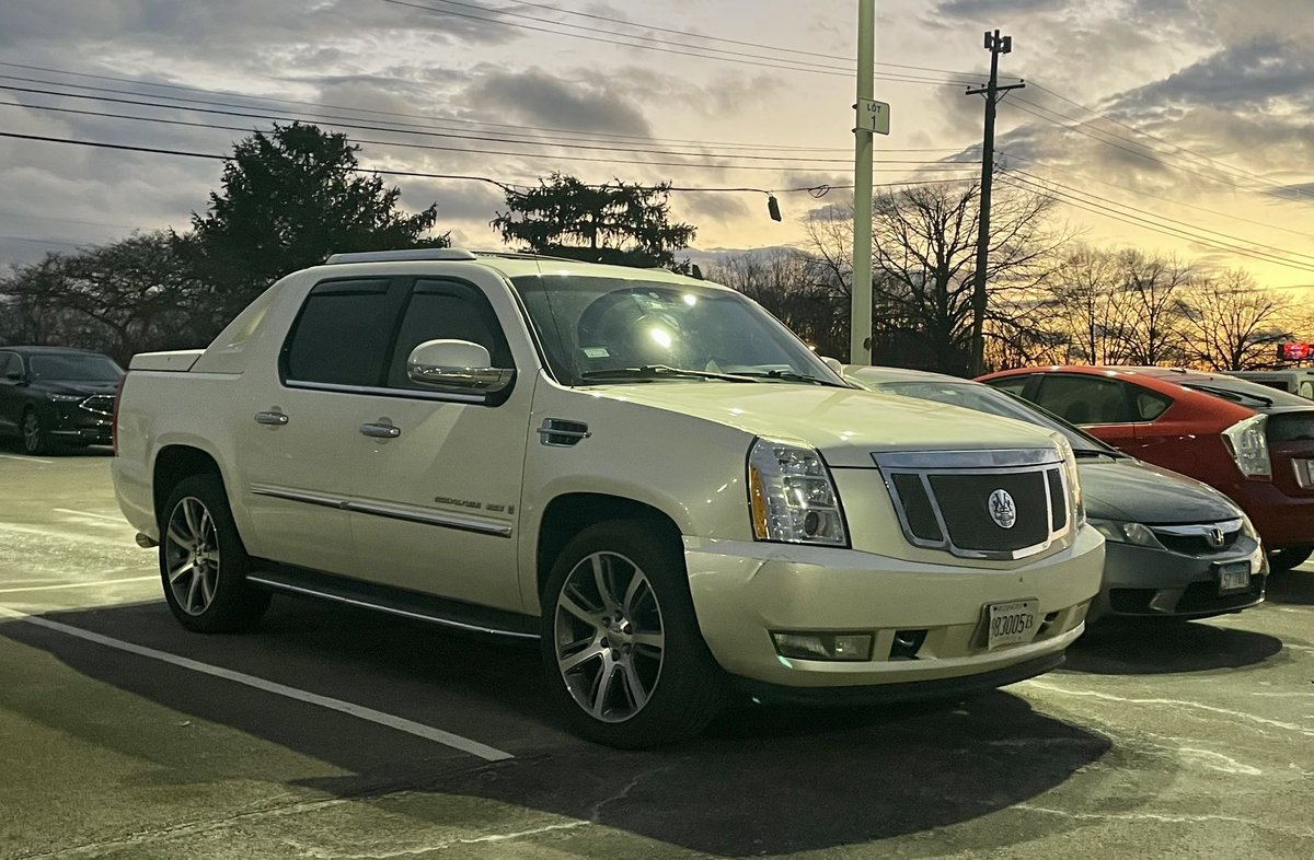 Car_Guy_Tom's tweet image. White Cadillac Sunday Special! Four white Caddies! #CarSpotter #White #Escalade #EscaladeEXT #Seville