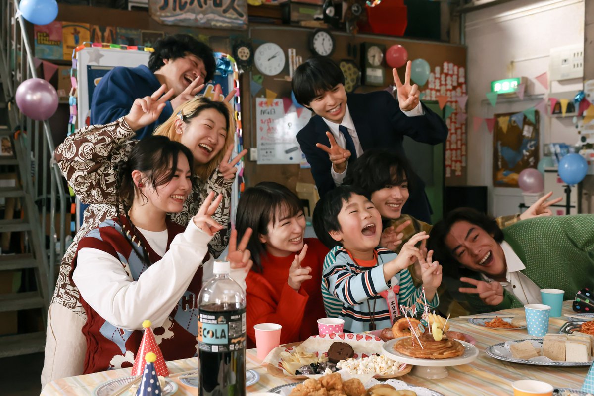 mirai_musukotbs's tweet photo. 📷·˖✶
第𝟡話 場面写真でキリヌキ
⋅⋅──────────⋅⋅

未来「みんながいるから、
今の颯太と私がある…」

劇団という枠を超えて、
未来と颯太を支えてきたアルバトロスの仲間たち。

少し早い颯太の誕生日会で、
感謝の想いがあふれるワンシーン🎬

まだの方も、もう一度の方も
TVer・U-NEXTで第9話をチェック。
今夜放送の最終話もお見逃しなく！
https://t.co/UzVRocC2Vg

『 #未来のムスコ 』
最終話 今夜10時🛸

#志田未来 #塩野瑛久 #兵頭功海
#天野優 #吉村界人 #箭内夢菜 
#板倉武志 #難波なう