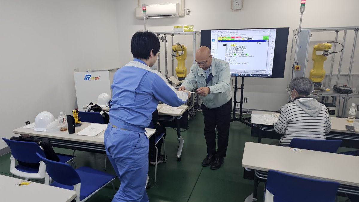 ROBO_SUPPO's tweet photo. 【産業用ロボット講習を実施】
2/19・20の2日間ビジョンシステムを活用した産業用ロボット講習を実施しました。
座標系の基礎からカメラのキャリブレーション、ピック＆プレースまで実践的に学習。
実務に直結する質問も多く有意義な講習となりました。
今後も地域のものづくり人材育成に貢献します。 https://t.co/U3nbdgUAIY