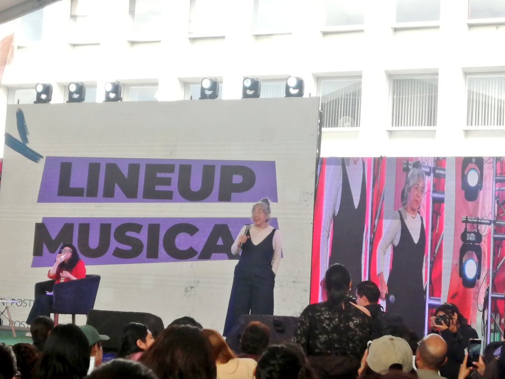 Hoy en la presentación de "Nadie me verá llorar", por su autora, Cristina Rivera Garza, en Toluca, Estado de México. Ya no pasé a la firma del ejemplar porque la fila era interminable... 
#Arte #Literatura #RecomiendoLeer #AutorasMexicanas #MujeresQueHacenHistoria