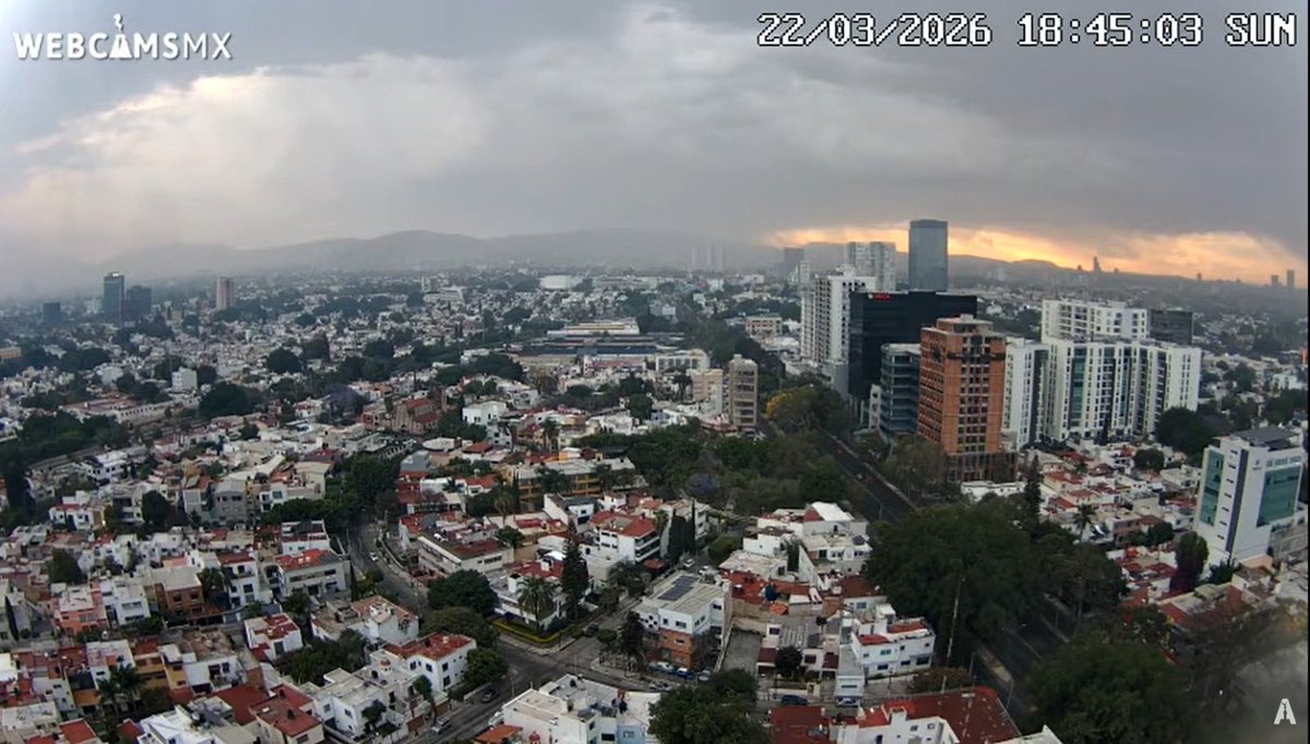augustpeztutu's tweet photo. Cielo caótico al norponiente del área metropolitana de Guadalajara ☁️
👉🏻 Área de Tesistán, relámpagos ocasionales ⛈️ https://t.co/t7C5gOYHEE