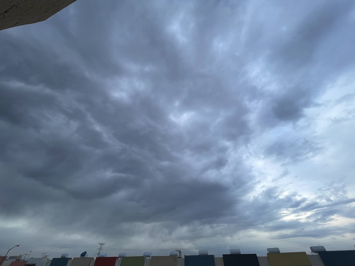 augustpeztutu's tweet photo. Cielo caótico al norponiente del área metropolitana de Guadalajara ☁️
👉🏻 Área de Tesistán, relámpagos ocasionales ⛈️ https://t.co/t7C5gOYHEE