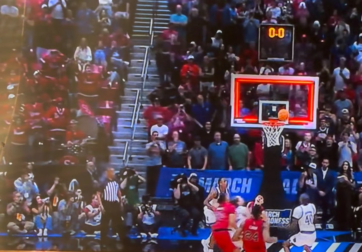ElesDigi's tweet photo. @KUWBball Ball wasn’t thru the net , rule book says has to clear the net https://t.co/i3pLQjKib9