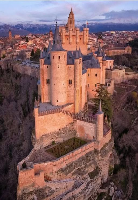 MedCruises's tweet image. ☀️ When Spain Is at Its Best. And Almost No One Knows It

Shines brightest in the shoulder season, warm days, golden light, and cities that feel like they’re yours alone. Fewer crowds, better prices, endless charm.

#SpainTravel #ShoulderSeason #TravelSmart #MediterraneanVibes