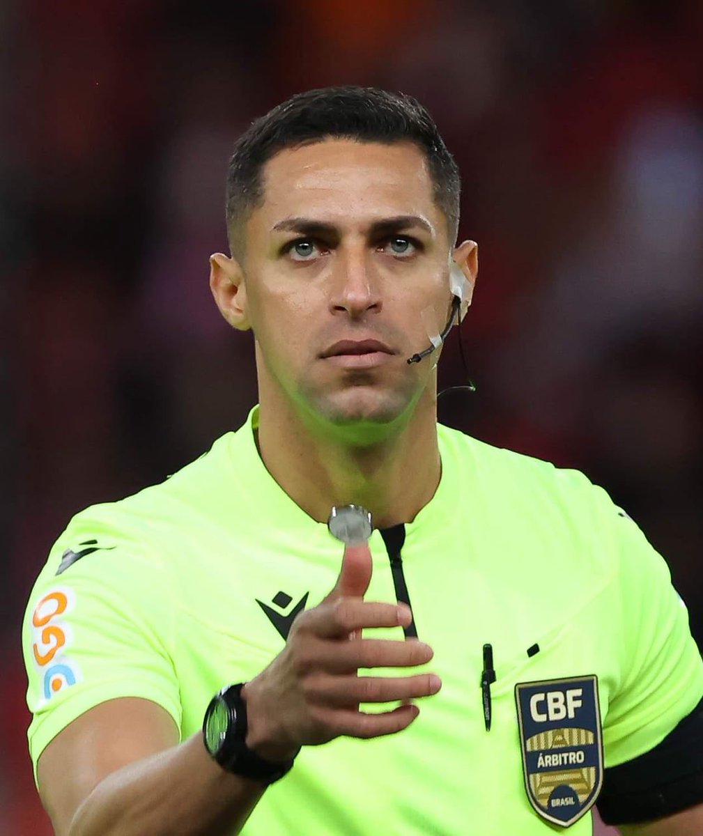 Futiverso's tweet photo. Ignorou a agressão do Gabriel Paulista em cima do Jorginho (idêntica ao lance do Carrascal na supercopa)

Expulsou Evertton Araújo em um lance em que ele pega a bola

Na casa do Corinthians nós já sabemos como é https://t.co/cYbEFDULUG