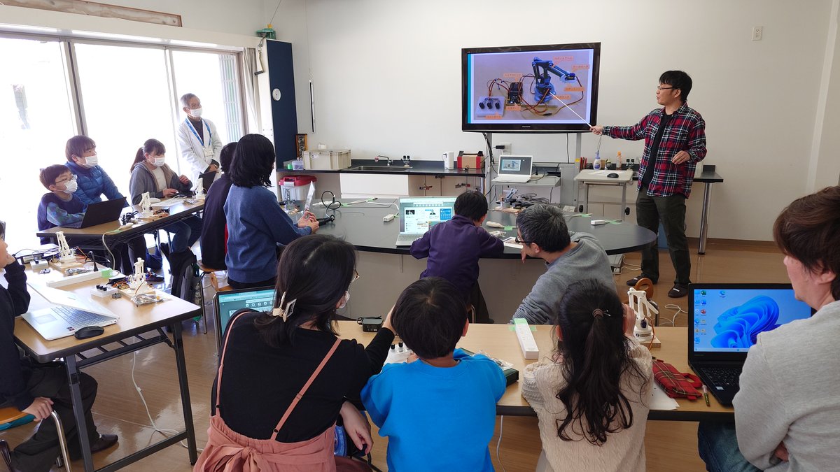 ROBO_SUPPO's tweet photo. 【ロボットプログラミング講座を開催】
2/22、吉田町の「ちいさな図書館」で小学生向け講座を開催しました！
当日は1年生～6年生まで参加。
プログラミングの理解の速さに驚き…！
子どもたちの吸収力はすごいですね。
大阪からエアグラウンド畠中社長にも応援に駆けつけていただきました！ https://t.co/rAsA12IATP