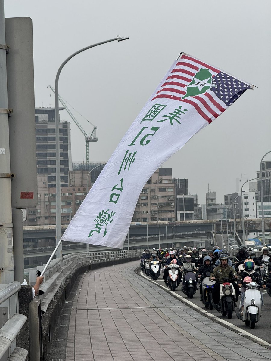 バイクの洪水スポット、台北橋へ
橋の上では謎の主張してるお爺さんがいた
迪化街を自転車で散策
その後、マックで朝食
#台湾旅行