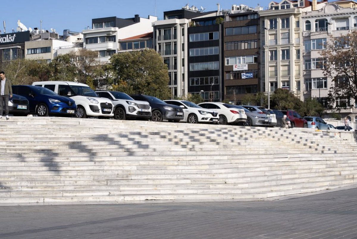 Bu duruma şaşırdınız mı? Aslında şaşırmamak gerekiyor. Çünkü Taksim Meydanı’ndan Tünel’e kadar, kağıt üzerinde yayalara ait olan kamusal mekanlar parça parça elimizden alınmış durumda. İsterseniz kısa bir yolculuğa çıkalım. Gezi Parkı'nın girişiyle başlayalım.