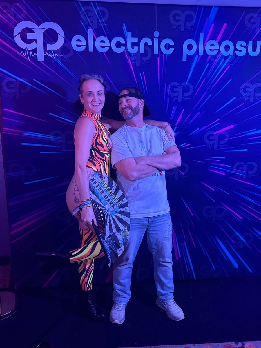 Pineapples After Dark tweet media