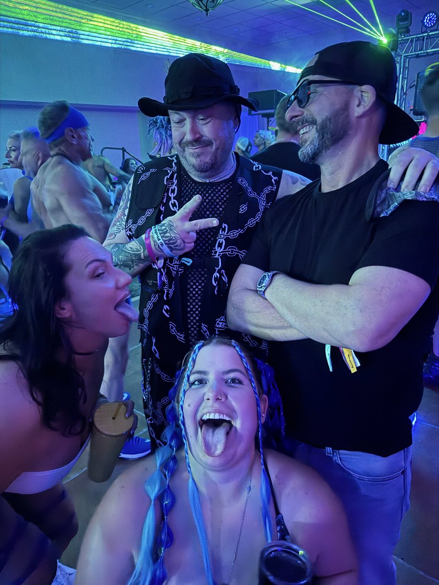 Pineapples After Dark tweet media