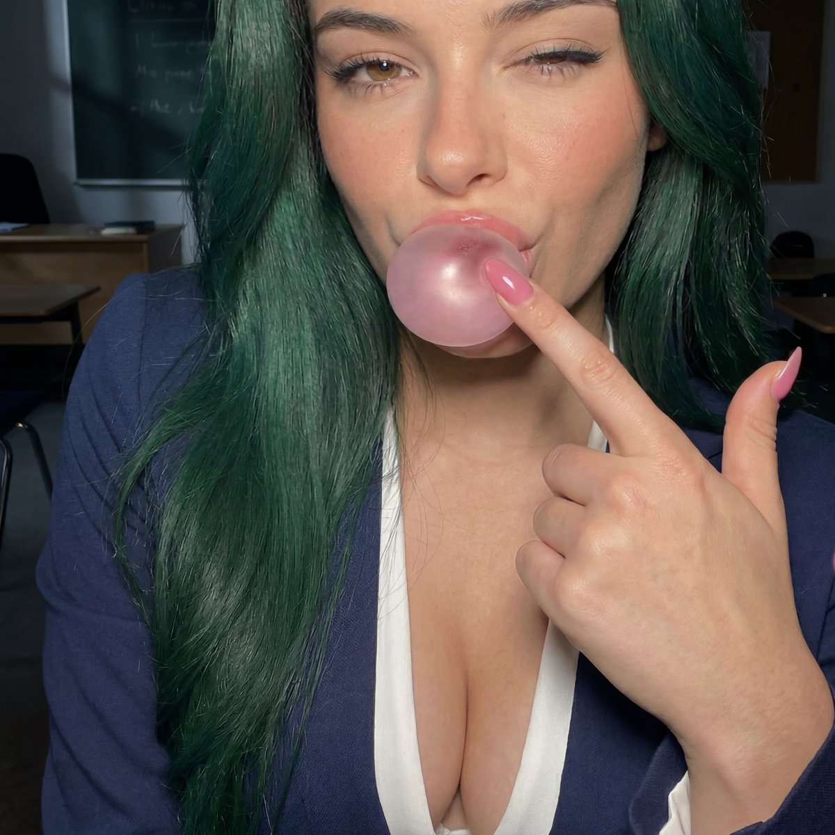 LeyaMillar's tweet photo. would you let me chew gum mid lesson???👀💚😇 If your answer is yes youll get a suprise😉 https://t.co/xmepLCedMK