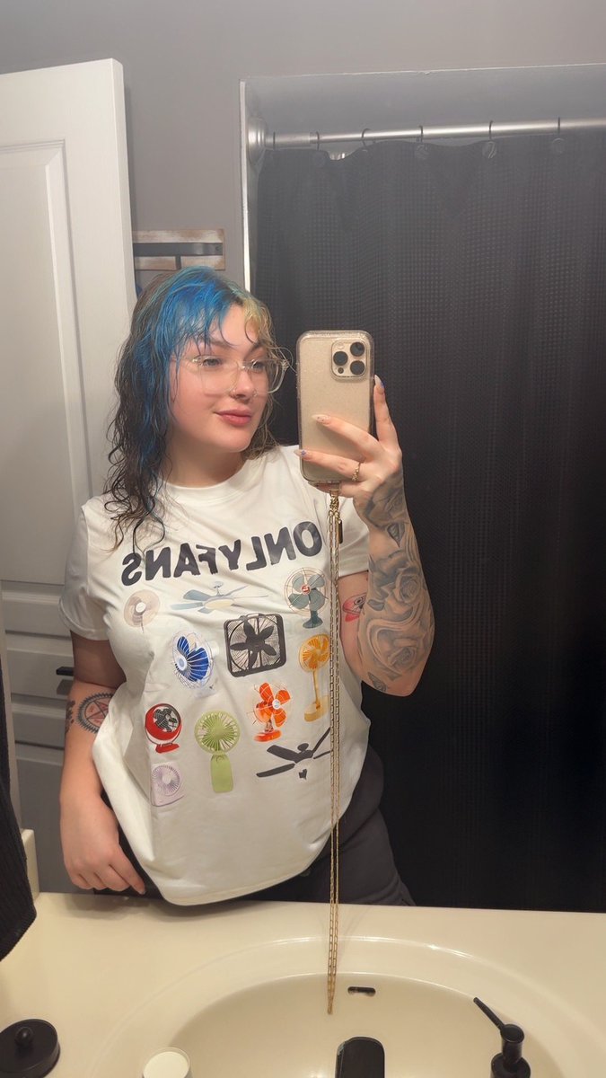 CursedKiwiii's tweet photo. New shirt 👔 🪭 https://t.co/luIMNl5l8y