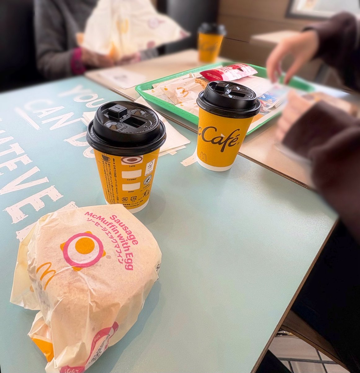 母、娘、私で朝マック🍔
病気やコロナ禍で外食を控えていた86歳の母は5年振り。
孫ちゃんと3人で食べれて嬉しい嬉しいと言って涙ぐみながら頬張っていて その姿見て私も涙が出ちゃったけど何となく恥ずかしくて隠した😂