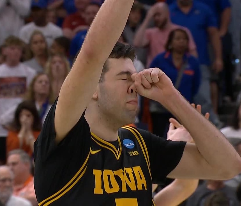TNTSportsUS's tweet photo. WHAT A MOMENT FOR ALVARO FOLGUEIRAS AND THE HAWKEYES 💛 https://t.co/3NcRwjve70