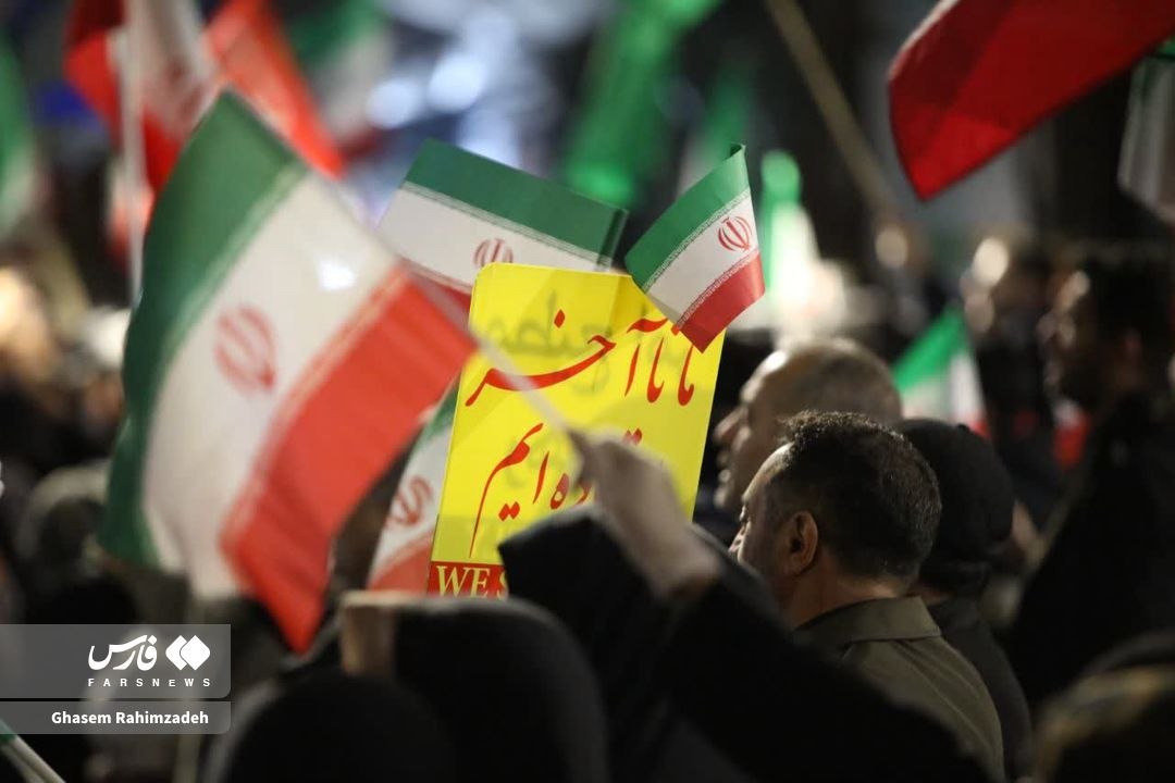 FarsNews_Agency's tweet photo. 📷 آذربایجان اویاخدی، انقلابا دایاخدی

مردم ارومیه بیست‌ودو شب است که با حضور در میدان، پشت ایران را خالی نکرده‌اند. https://t.co/A1zCnOkxI8