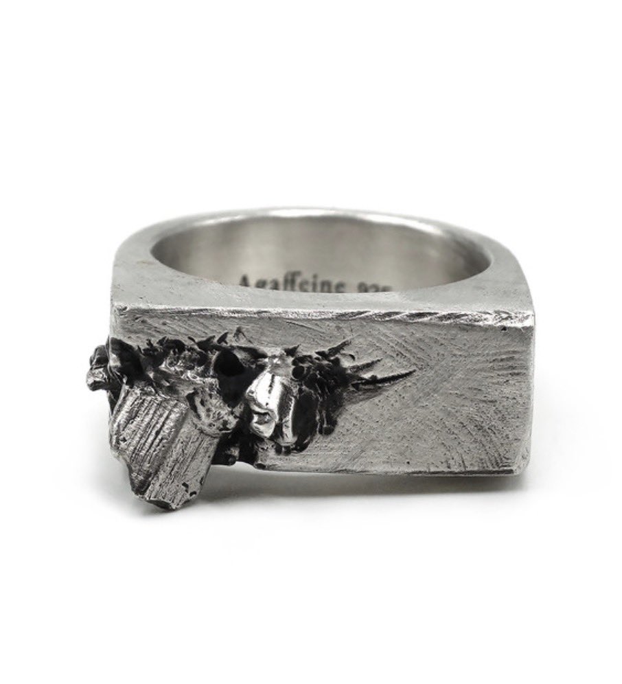 Agaffeine's tweet photo. Jungkook wearing @agaffeine rings
-Unlocked ring
-Ring gauge ring
-Ring gauge ring No.2 
-Eternal gemstone ring https://t.co/34PXIonMOg