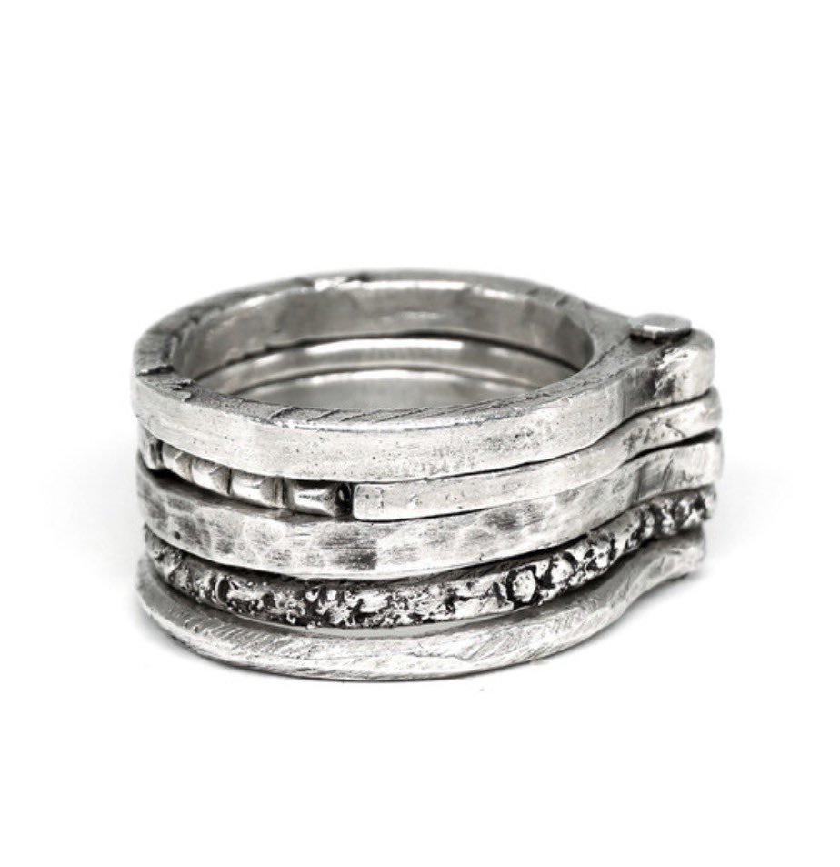 Agaffeine's tweet photo. Jungkook wearing @agaffeine rings
-Unlocked ring
-Ring gauge ring
-Ring gauge ring No.2 
-Eternal gemstone ring https://t.co/34PXIonMOg